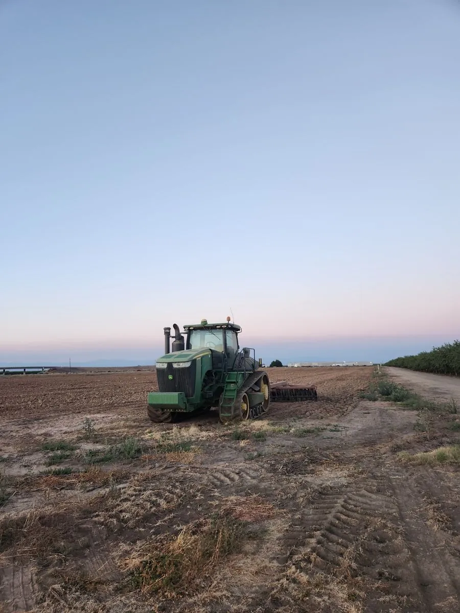 Trator em campo ao pôr do sol
