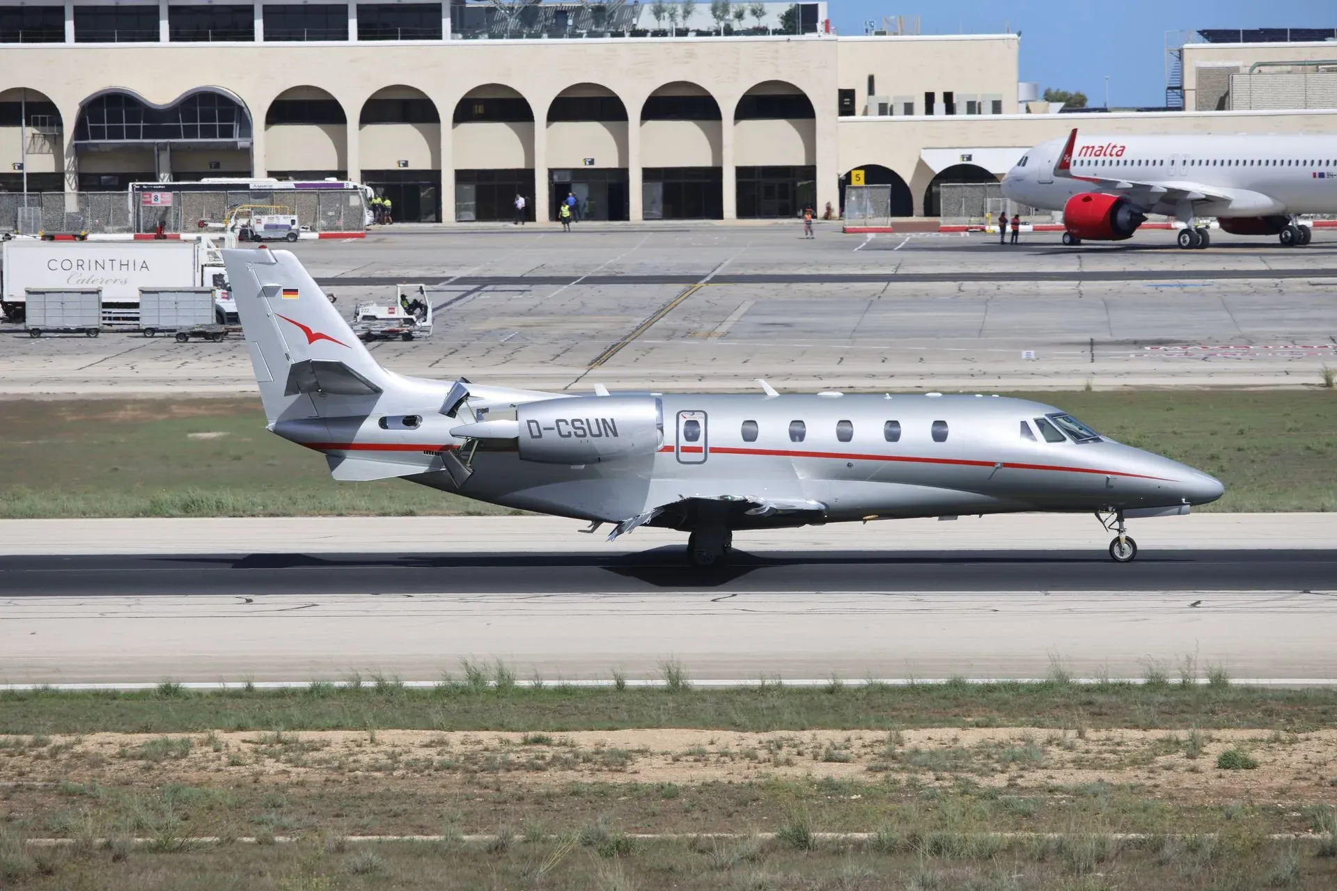 Jato executivo na pista do aeroporto