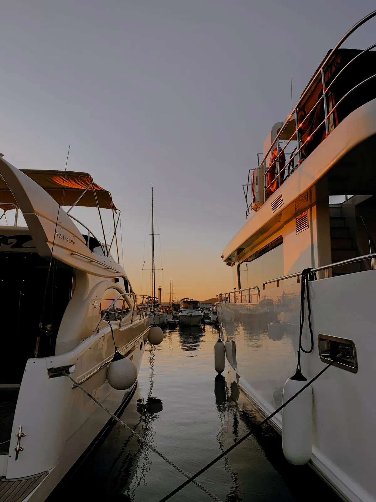Iates atracados na marina ao pôr do sol